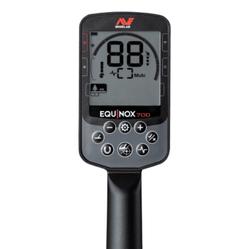 Pantalla digital del Minelab Equinox 700 mostrando indicadores de profundidad y batería.