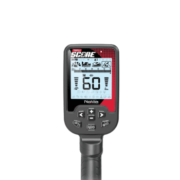 Unidad de control del detector Nokta Triple Score con botones de navegación y configuración.