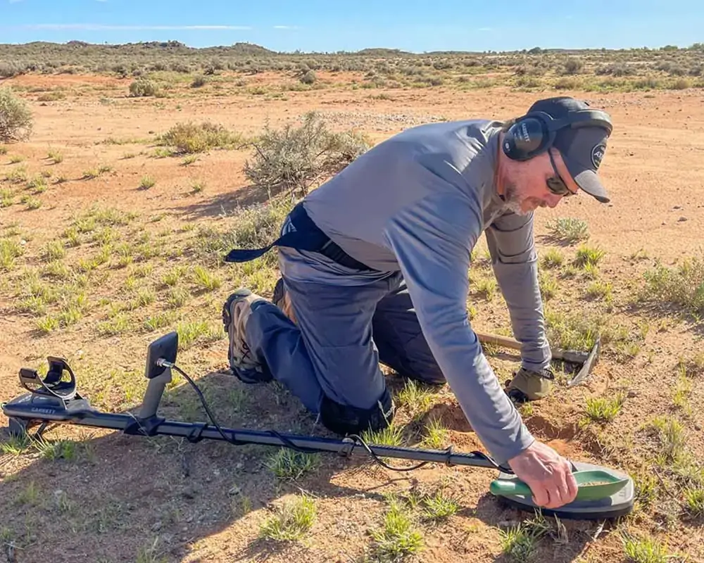 Ficha técnica en exteriores del Detector de metales Garrett Axiom configurado para la búsqueda de oro.