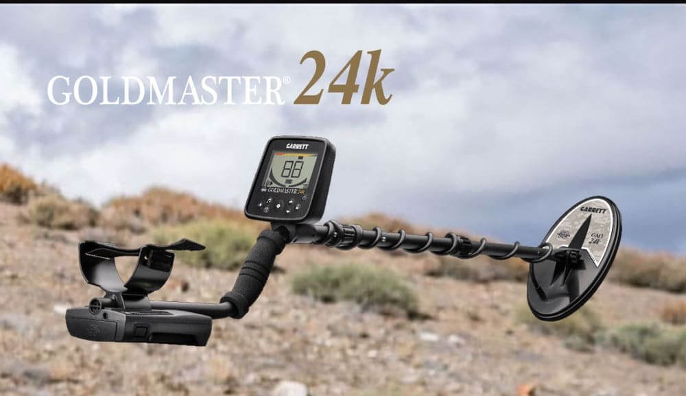 Configuración en campo del Detector de metales Goldmaster 24k mostrando su bobina elíptica para oro.