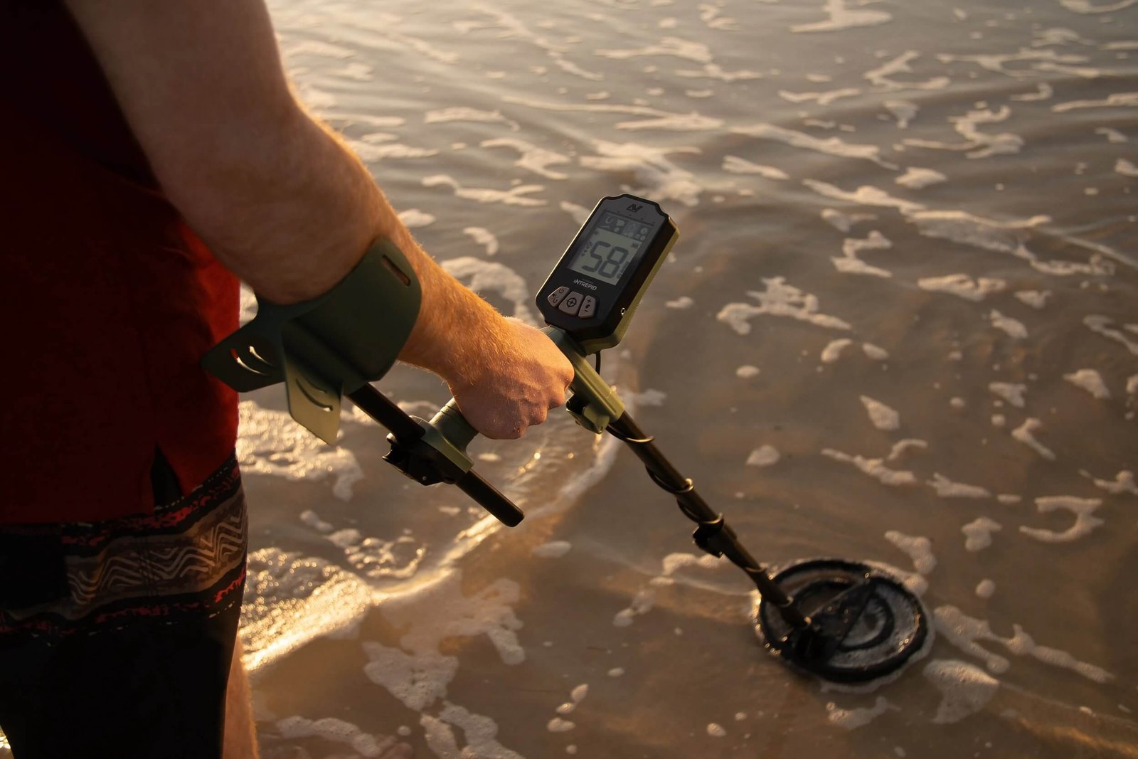 Opciones para comprar detector de metales Minelab X-Terra Intrepid siendo utilizado en la orilla del agua salada.