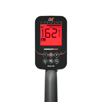 Unidad de control del Minelab Vanquish 560 con retroiluminación roja para baja luz.