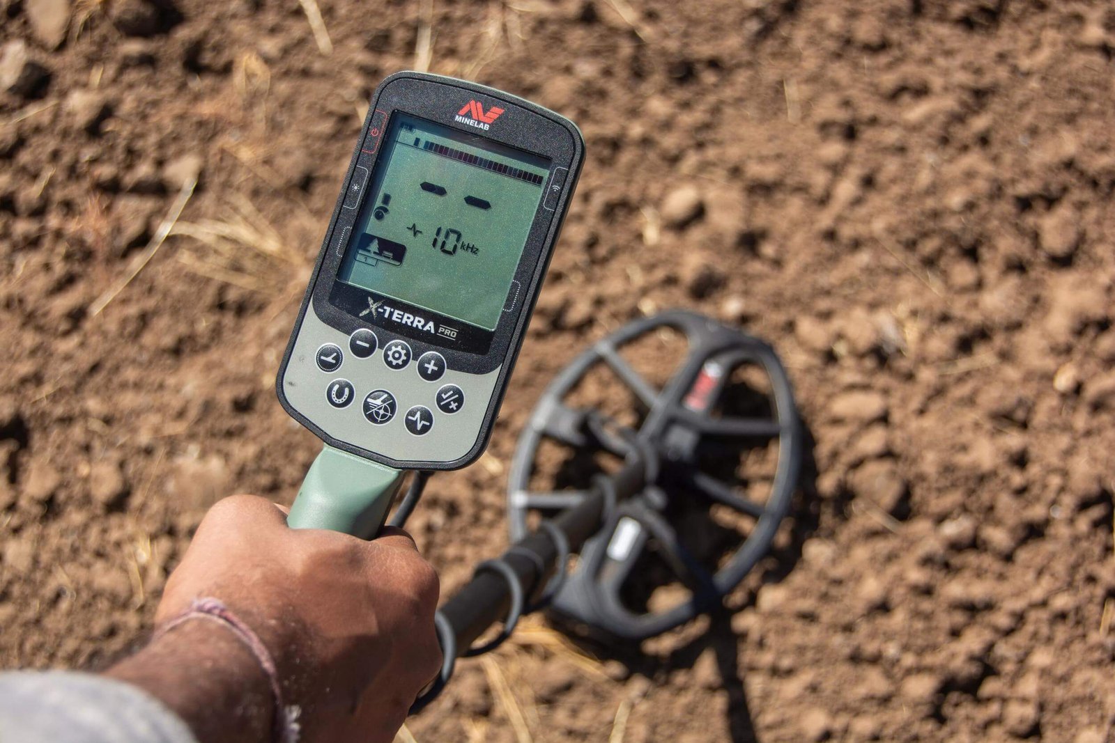 Configuración técnica del detector-de-metales-minelab-x-terra-pro completamente sumergido en agua cristalina.
