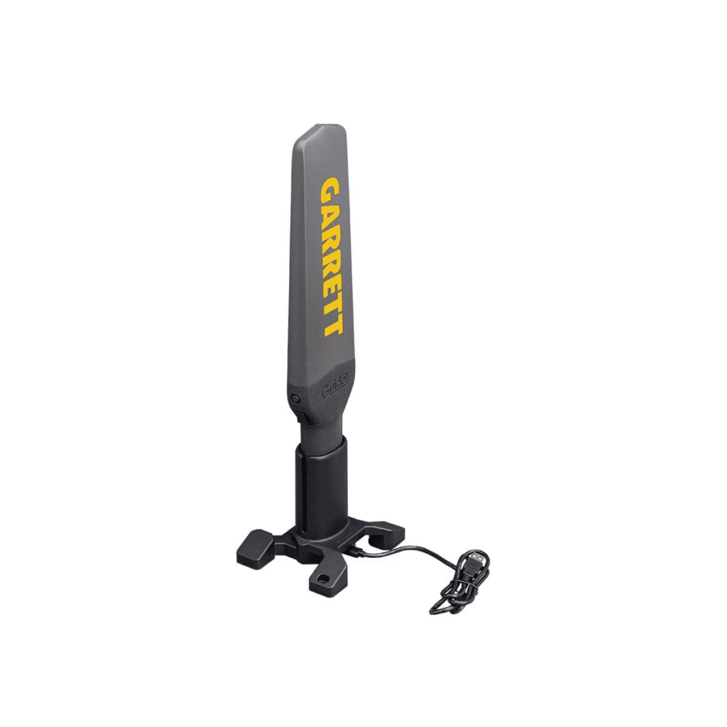 Detector de metales Garrett Guide en su base de carga individual.