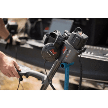 Detector profesional Minelab CTX 3030 listo para la búsqueda de monedas y reliquias.