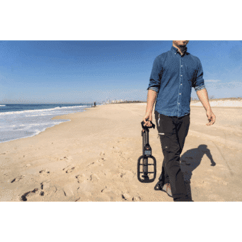 Uso del detector Minelab Go-Find 44 en playa buscando objetos enterrados
