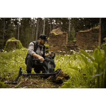 Detector de metales Minelab Voyager listo para la búsqueda de tesoros en edificaciones antiguas.