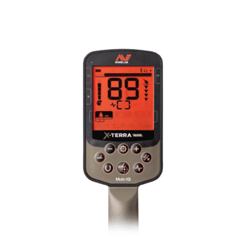 pantalla retroiluminada del detector Minelab X-Terra Elite con lectura digital precisa