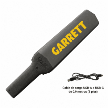 Detalle del cable de carga USB-C para el detector de mano profesional Garrett Guide.