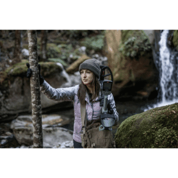 Detector de metales Minelab X-Terra Pro siendo transportado en zona de montaña y río.