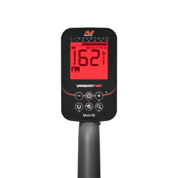 Unidad de control del detector de metales Minelab Vanquish 460 con botones de configuración rápida.