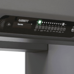 Consola de comandos del detector de metales de paso Garrett Paragon con indicadores de alarma, volumen y botones de menú para personal de seguridad.