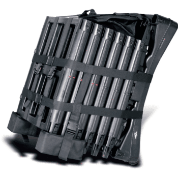 Arco detector de metales Fisher M-Scope completamente plegado y colapsado en su configuración de transporte compacta con correas de sujeción.