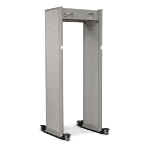 Arco detector de metales Garrett MZ 6100 de paso completo en color gris claro con indicadores luminosos verdes y kit de ruedas de transporte.