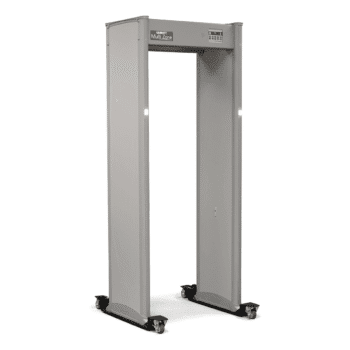 Arco detector de metales Garrett MZ 6100 de paso completo en color gris claro con indicadores luminosos verdes y kit de ruedas de transporte.
