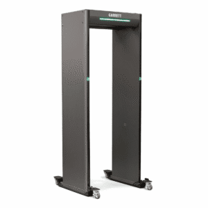 Arco detector de metales Garrett Paragon de paso completo en color gris oscuro con luces indicadoras LED verdes encendidas y kit de ruedas de transporte.