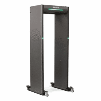 Arco detector de metales Garrett Paragon de paso completo en color gris oscuro con luces indicadoras LED verdes encendidas y kit de ruedas de transporte.