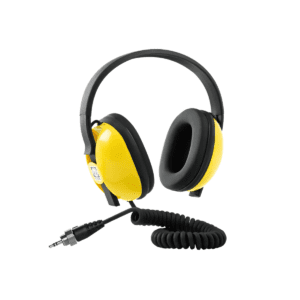 Auriculares submarinos amarillos Minelab Equinox con diadema negra y cable espiralado sobre fondo blanco neutro.