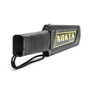 Panel de luces LED e indicadores de estado del detector manual Nokta Ultra Scanner en un plano cercano de catálogo.