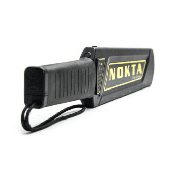 Panel de luces LED e indicadores de estado del detector manual Nokta Ultra Scanner en un plano cercano de catálogo.