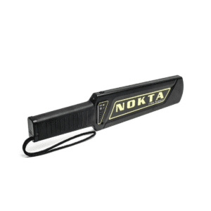 Escáner manual de seguridad Nokta Ultra Scanner con empuñadura estriada y luces de advertencia para control de accesos.