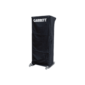 Funda protectora para arco detector de metales Garrett Paragon de lona negra impermeable colocada sobre un kit de ruedas de transporte.
