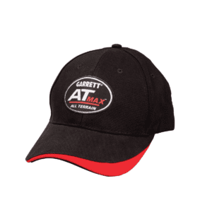 Detalle de la visera rígida negra con costuras paralelas reforzadas de la gorra original Garrett AT Max.