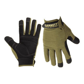 Par de guantes tácticos Garrett verde oliva y negro mostrando la palma texturizada y el dorso con logotipo sobre fondo blanco.