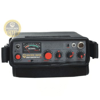 Consola del Deep Hunter Pro 7 SE con botón rojo Smart Tune y perillas mecánicas para ajuste de sensibilidad, volumen y tono de audio.
