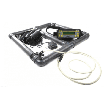 Cable de señal coaxial blanco con conector metálico roscado acoplado a la esquina de un marco de inducción por pulsos Ground Pioneer 4500.
