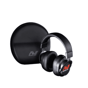 Auriculares inalámbricos negros Minelab ML105 de baja latencia con el logotipo naranja junto a su estuche rígido protector.