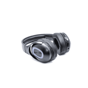 Auriculares inalámbricos Bluetooth Nokta negros de copa completa descansando sobre su costado en un fondo blanco neutro.