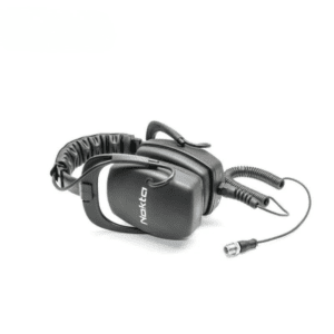 Auriculares impermeables negros Nokta apoyados de lado mostrando el logotipo blanco en la copa y un cable espiralado sobre fondo blanco.