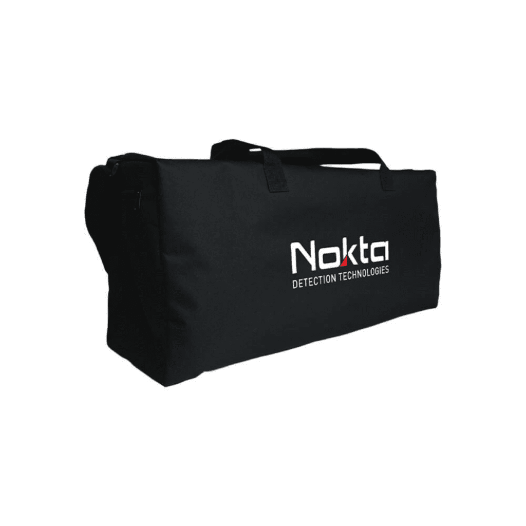 Maleta de transporte rectangular negra Nokta con asas superiores de mano y logotipo blanco sobre fondo blanco.