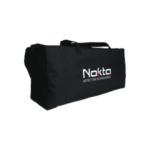 Maleta de transporte rectangular negra Nokta con asas superiores de mano y logotipo blanco sobre fondo blanco.