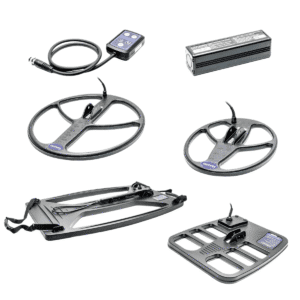 Kit de accesorios Nokta Makro Deephunter 3D con dos bobinas ovaladas, una bobina rectangular con rejillas, soporte de transporte, batería negra y control de mano.