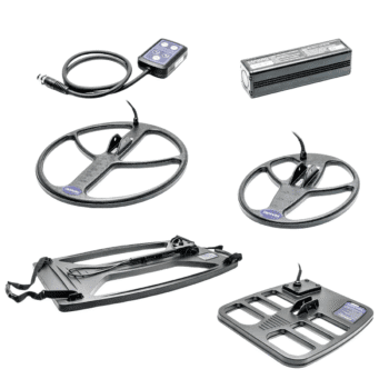 Kit de accesorios Nokta Makro Deephunter 3D con dos bobinas ovaladas, una bobina rectangular con rejillas, soporte de transporte, batería negra y control de mano.
