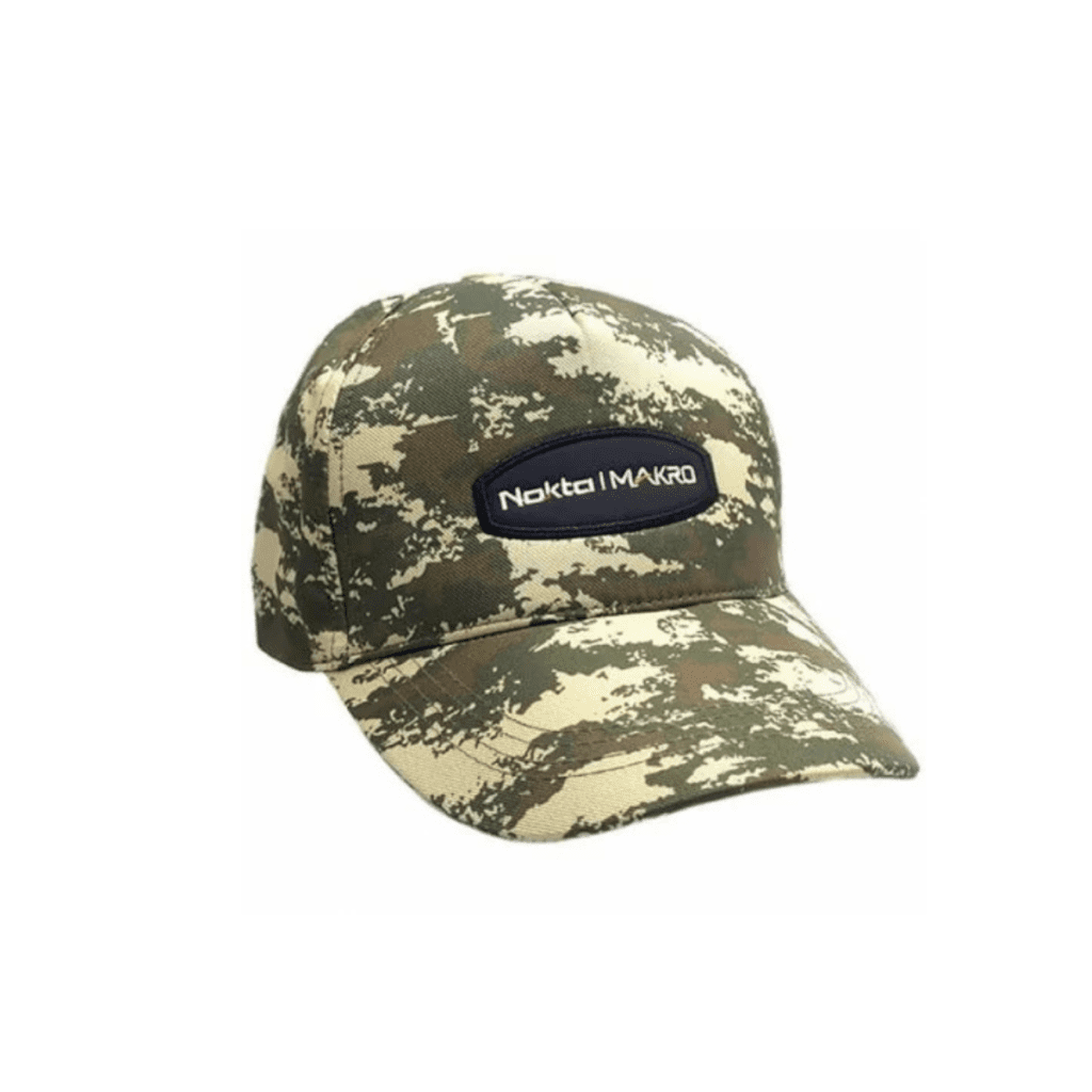 Gorra camuflada militar Nokta Makro con parche ovalado negro en el panel frontal sobre fondo blanco.