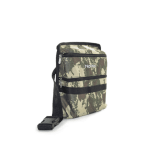Bolso de cintura camuflado militar Nokta con cremalleras horizontales y correa negra sobre fondo blanco.