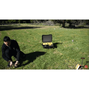 Escaneo geofísico de subsuelo en un prado con el equipo Accumaster Pro Digital dispuesto para detectar cavidades o agua.