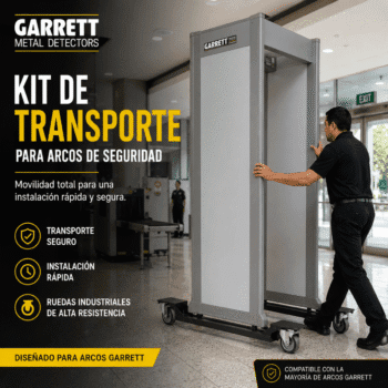 Personal de seguridad utilizando el kit de transporte Garrett para desplazar un arco detector.