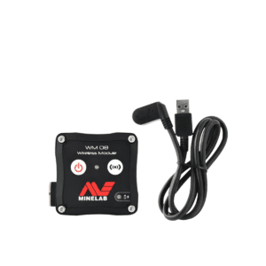 Módulo receptor de audio inalámbrico Minelab WM 08 con botones de encendido junto a su cable de conexión USB negro.