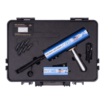 Contenido completo del maletín de transporte del detector de agua AKS AQUA con unidad azul y accesorios organizados.