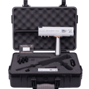 Estuche de transporte que alberga el sistema de localización de gemas AKS Diamond Finder junto a su tarjeta de autenticidad.