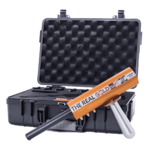 Detector de largo alcance AKS LR-TR V2 dorado frente a su maletín de transporte rígido con espuma protectora.