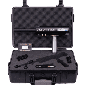 Contenido completo del maletín de transporte del detector AKS LR-TR MULTI con unidad principal negra y accesorios.