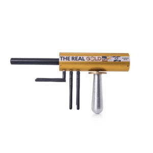 Detector de largo alcance AKS PRO dorado en su maletín de transporte con accesorios.
