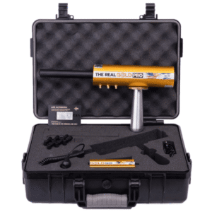 Contenido completo del maletín de transporte del detector de metales AKS PRO con unidad dorada y accesorios.