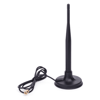Antena de base magnética negra para detector AKS con cable y conector dorado SMA sobre fondo blanco.
