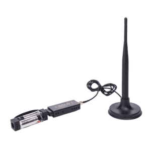 Sistema de alimentación externo para detector AKS compuesto por soporte para dos baterías y módulo controlador con indicador LED, conectado a antena omnidireccional negra.